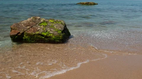 Waves crashing on the rocks Stock-Footage 230990485