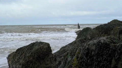 Waves crashing in to rocks Video stock 234808389