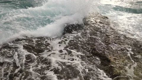 Waves crashing on the rocks 動画素材 237199063