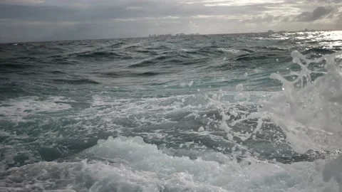 Waves crashing on the rocks 動画素材 237199158