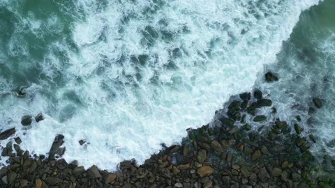 Waves Crashing on Rocks Vídeos de archivo 239502105