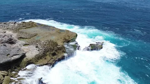 Waves crashing into rocks 库存影片 263093502
