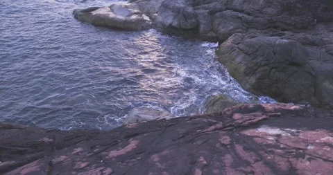 Waves-crashing-on-the-rocks Video stock 312632404