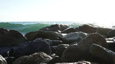 Waves crashing on the rocks - Graded version Video stock 73259271