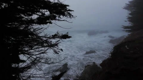 Waves crashing on rocks in the Pacific Ocean Видео 44114954