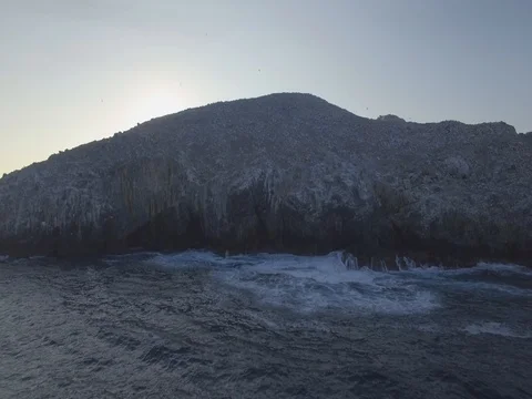 Waves Crashing on Rocks in Pacific Ocean with Seagulls 動画素材 77877397