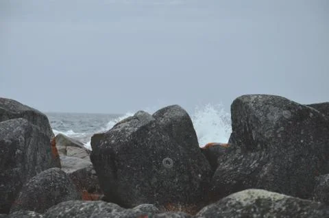 Waves crashing into rocks Foto stock