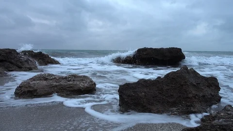 Waves crashing on the rocks of the sea on a cloudy day Video stock 88703801