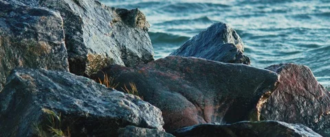 Waves crashing in on rocks in slow motion Stock Footage 116909931