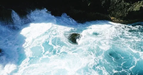Waves crashing rocks in slowmotion Video stock 90306270