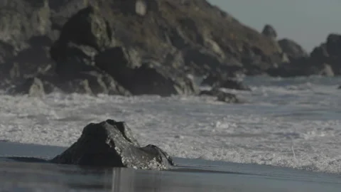 Waves crashing on rocks with small rock foreground and focus pull, San Francisco Stockbeeldmateriaal 333194328
