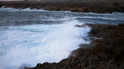 Waves crashing on rocks at sunset. Rough ocean. Super slow motion 4K 库存影片 290512615