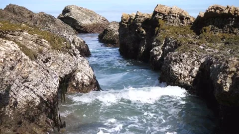 Waves crashing in rocks at a tidal pool Stockbeeldmateriaal 153949971