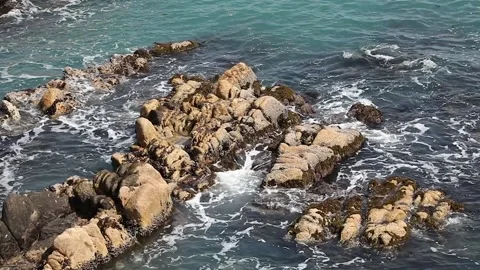 Waves crashing on rocks, waves through the rocks 스톡 동영상 310231085