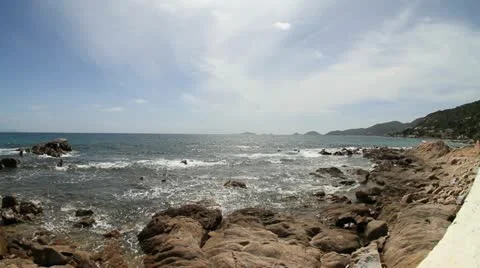 Waves crashing on rocks wide Видео 12670645