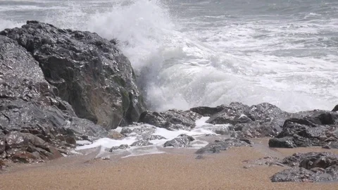 Waves crashing on rocky beach Vídeos de archivo 89518376