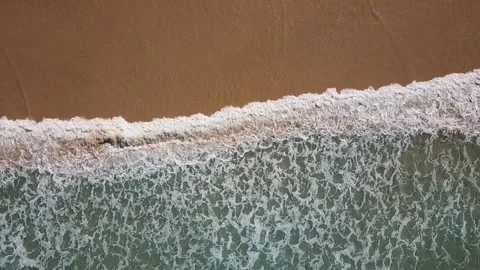 Waves crashing the sand in slow motion 스톡 동영상 159069212