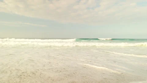 Waves crashing on the sandy beach at Los Naranjos in Colombia Vidéo 336677859