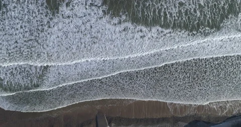 Waves crashing on the shore Video stock 133019977