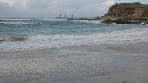 Waves crashing on shoreline with moody dramatic sky  Stock-Footage 100091174