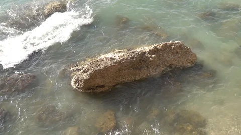 Waves crashing in slow motion against the rock Video stock 124471864