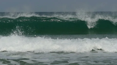 Waves crashing in slow motion Video stock 44810621