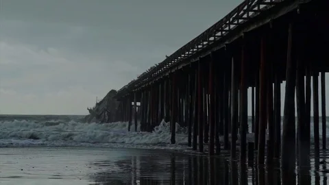 Waves crashing under pier and shipwreck 動画素材 80744845