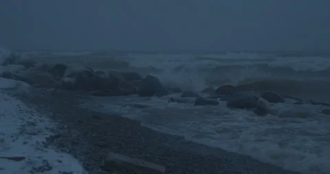 Waves Crashing upon a Wintery Beach 库存影片 246329658