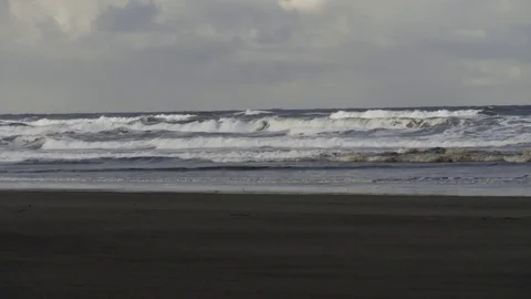 Waves Crashing on a Washington Beach 動画素材 82768252