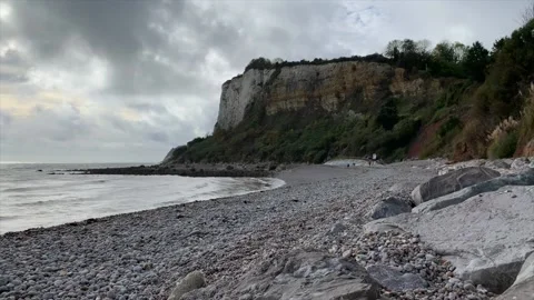 Waves crashing on a white stone beach. Stock-Footage 219890787