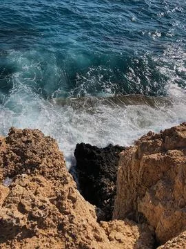 Waves crush into rocks 스톡 사진
