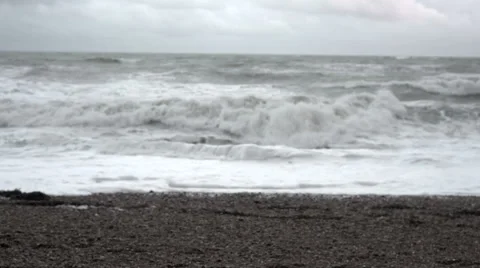 Waves crushing on Brighton beach on a stormy day Vídeo Stock 43270357