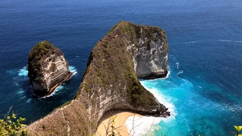 Waves crushing down on the Famous Kelingking beach in Nusa Penida island Stock Footage 119640302