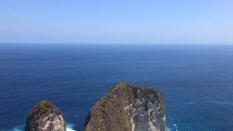 Waves crushing down on the Famous Kelingking beach in Nusa Penida island 스톡 동영상 119643517