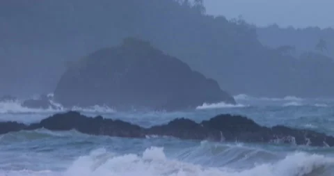 Waves crushing into rocks on Bocas del Toro Video stock 205322211