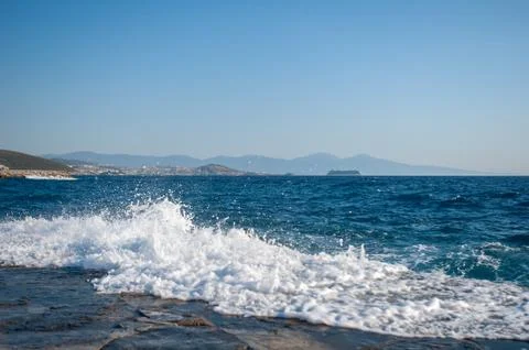 Waves cut through the pier, the waves interfere with swimming, unsafe on the  Foto stock