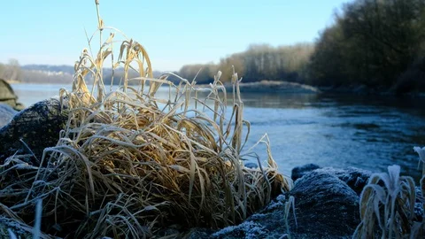 Waves at the danube river in Winter 库存影片 126523149