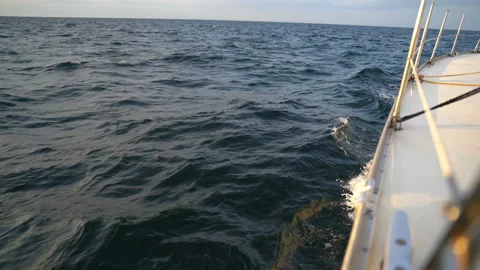 Waves on the edge of the yacht Видео 111654403