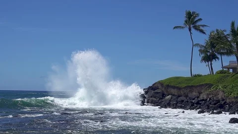 Waves Erupt on Island Beach Head Vidéo 117005512