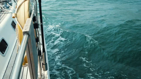 Waves filmed from side of boat. 库存影片 138052793