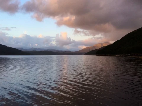 Waves flow in an endless cycle, blown by the wind over a large lake 库存影片 79884888