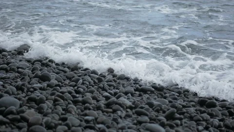 Waves flowing in a rocky beach Video stock 222599707