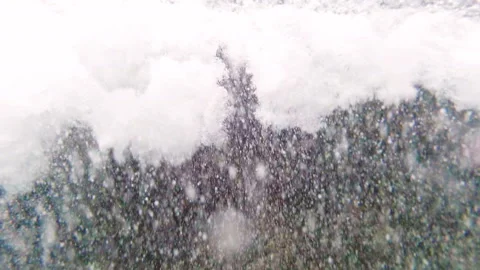 Waves flowing through a Coral reef, with underwater video 스톡 동영상 113688942