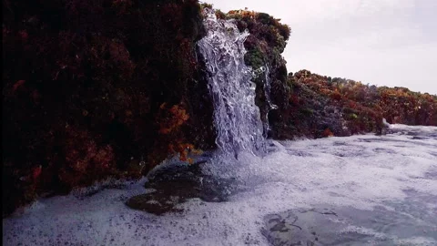 Waves flowing through a Coral reef, with underwater video 스톡 동영상 113689460