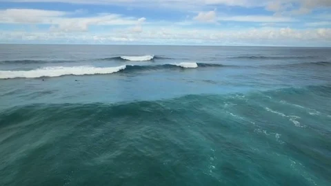 Waves with foam and splashes 스톡 동영상 73874344