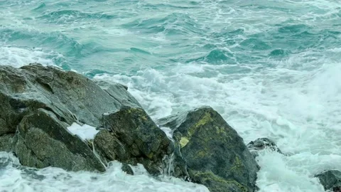 Waves forming along the beach. 库存影片 145345930
