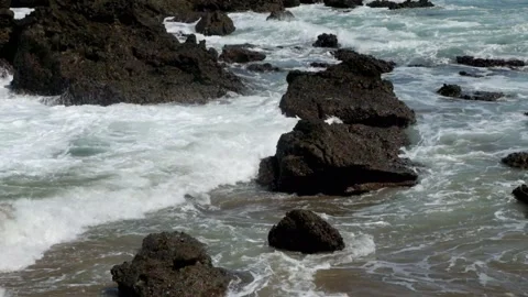 Waves gently crashing against the rocks Stock-Footage 319801566