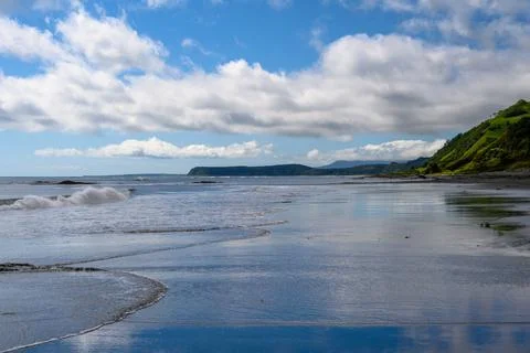 Waves gently lap at the shore on a sunny day in Russia's coastal paradise Stock-Fotos