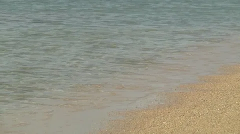 Waves gently roll in low Видео 30789090