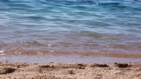 Waves go to the sand 動画素材 146627328